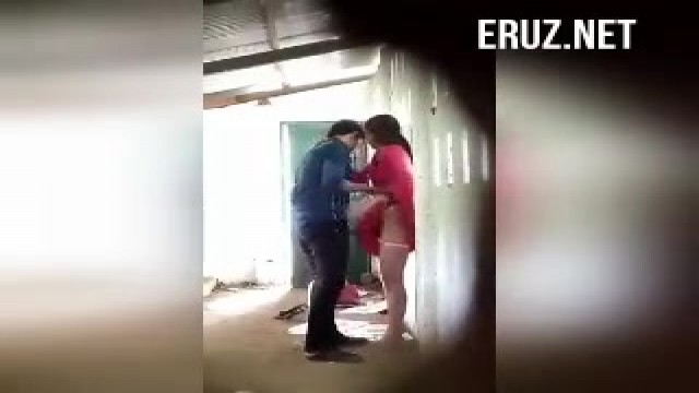 Таджик присунул член своей длинноногой подруге